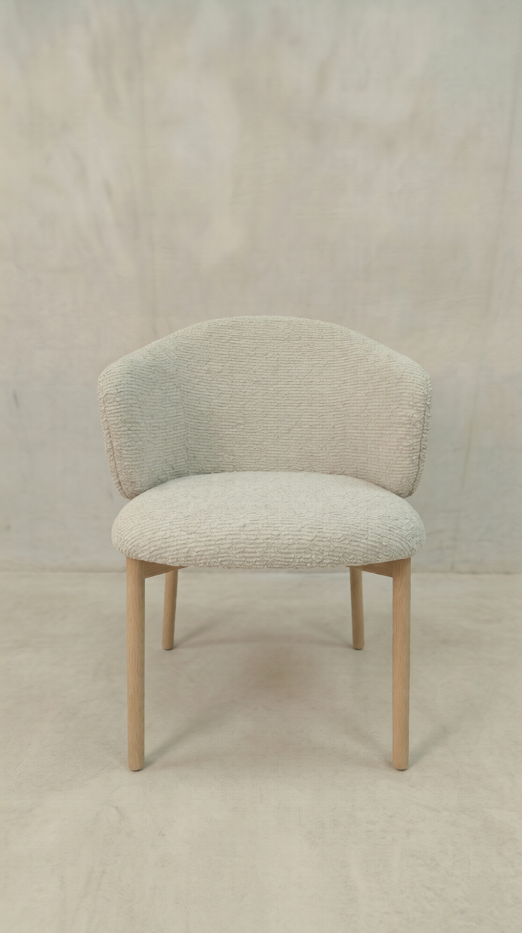Luna Bouclé Eetkamerstoel – Japandi Mid-Century Modern Stijl