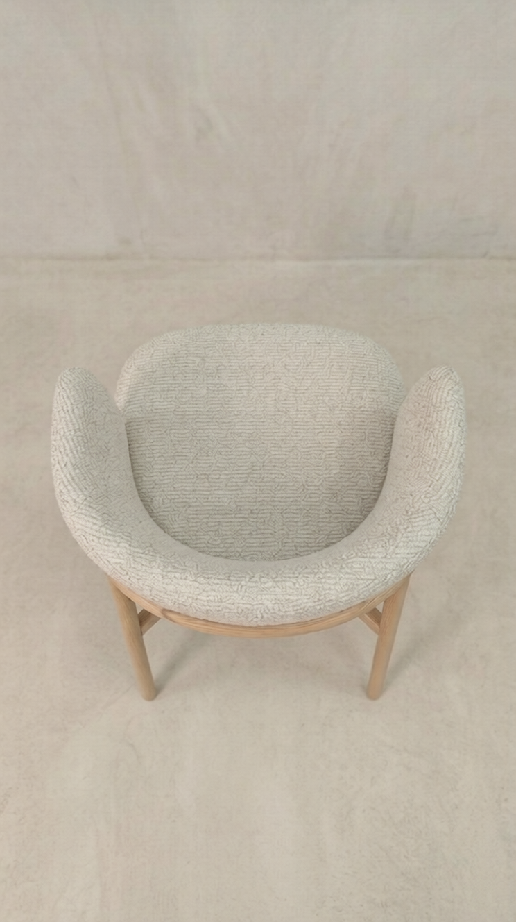 Luna Bouclé Eetkamerstoel – Japandi Mid-Century Modern Stijl