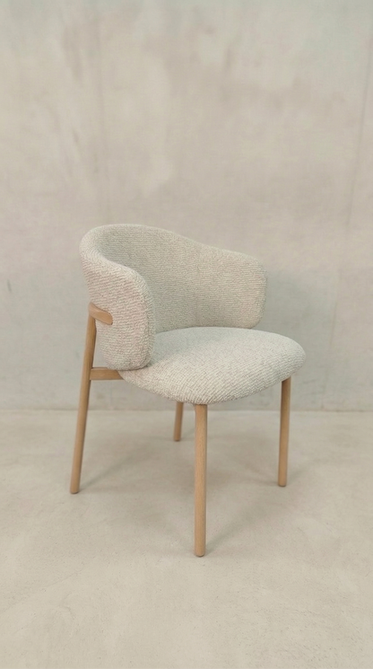 Luna Bouclé Eetkamerstoel – Japandi Mid-Century Modern Stijl