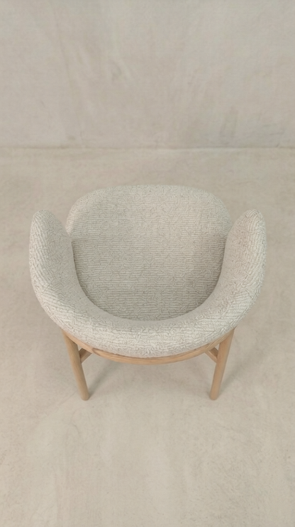 Luna Bouclé Eetkamerstoel – Japandi Mid-Century Modern Stijl